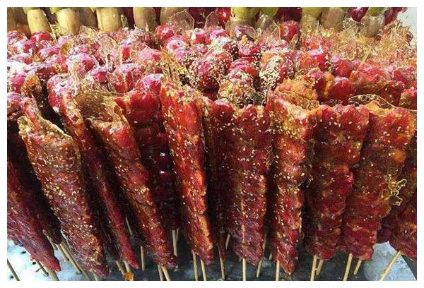 压扁的冰糖葫芦是不是用脚踩的懂行人告诉你别买这种糖葫芦