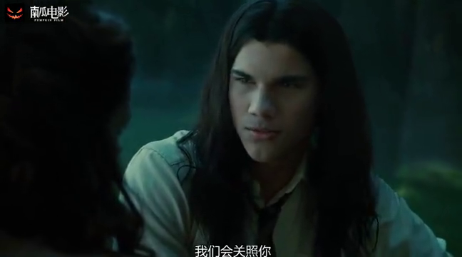 暮光之城:狼人雅各布与吸血鬼爱德华对峙,两人终将成为情敌