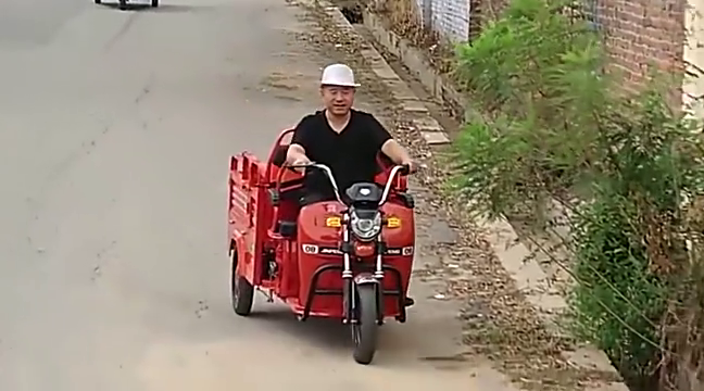 刘能和谢广坤各自开了三轮车校门口等人,结果吵起来了
