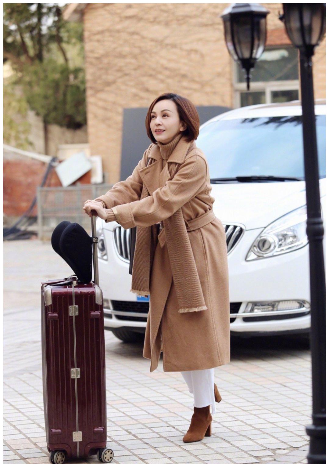 雪姨王琳保养得真好干练短发优雅穿搭超减龄50岁风韵不减