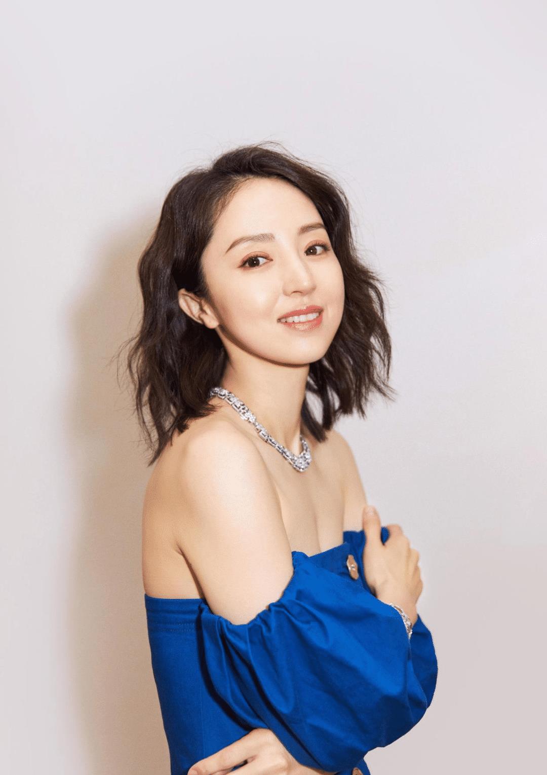 董璇单身后越发年轻,穿蓝色一字肩裙配水波纹短发,美爆了