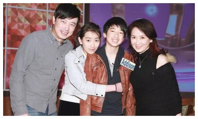 龚慈恩和子女合影为女儿庆生不仅女儿长得漂亮儿子也是又高又帅