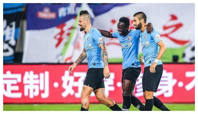 大连人队内竞争激烈,龙东、博阿滕也需竞争上岗,谁的优势更大?