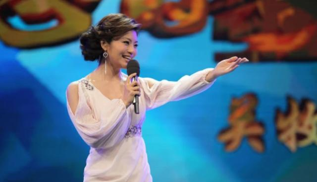 据悉,她曾与歌手尹相杰传出过恋情,不过后来的她在一次采访节目中也