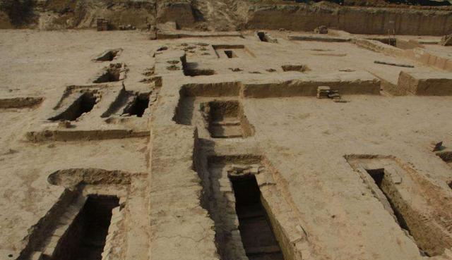 在上个世纪的70年代,我们的专家就在湖北的凤凰山发现了一个古墓群.