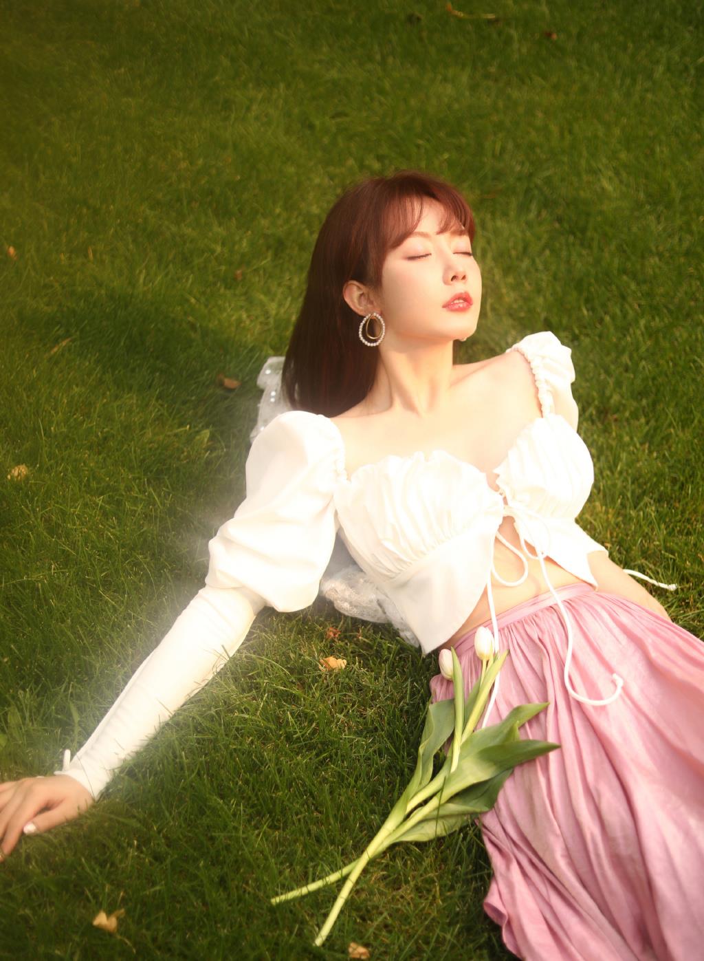 新生代演员周麟嘉模特身材气质出众解锁多重时尚风格魅力