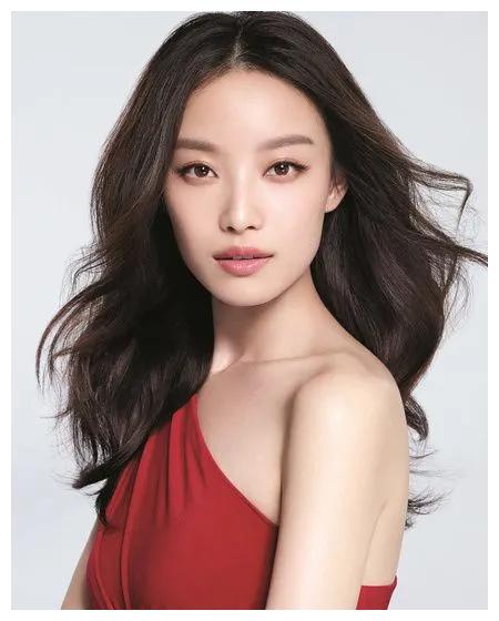 张艺谋眼中的六角脸美女巩俐端庄章子怡艳丽