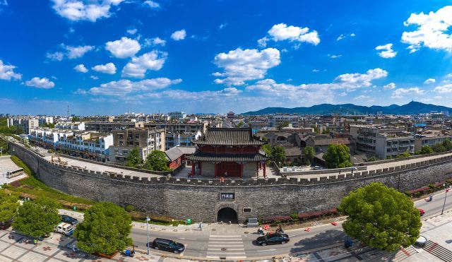 湖北襄阳:蓝天白云常伴古城