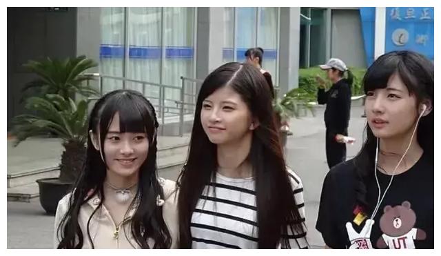 鞠婧祎罕见旧照曝光面目扁平发量少被队友艳压三人变化有点大