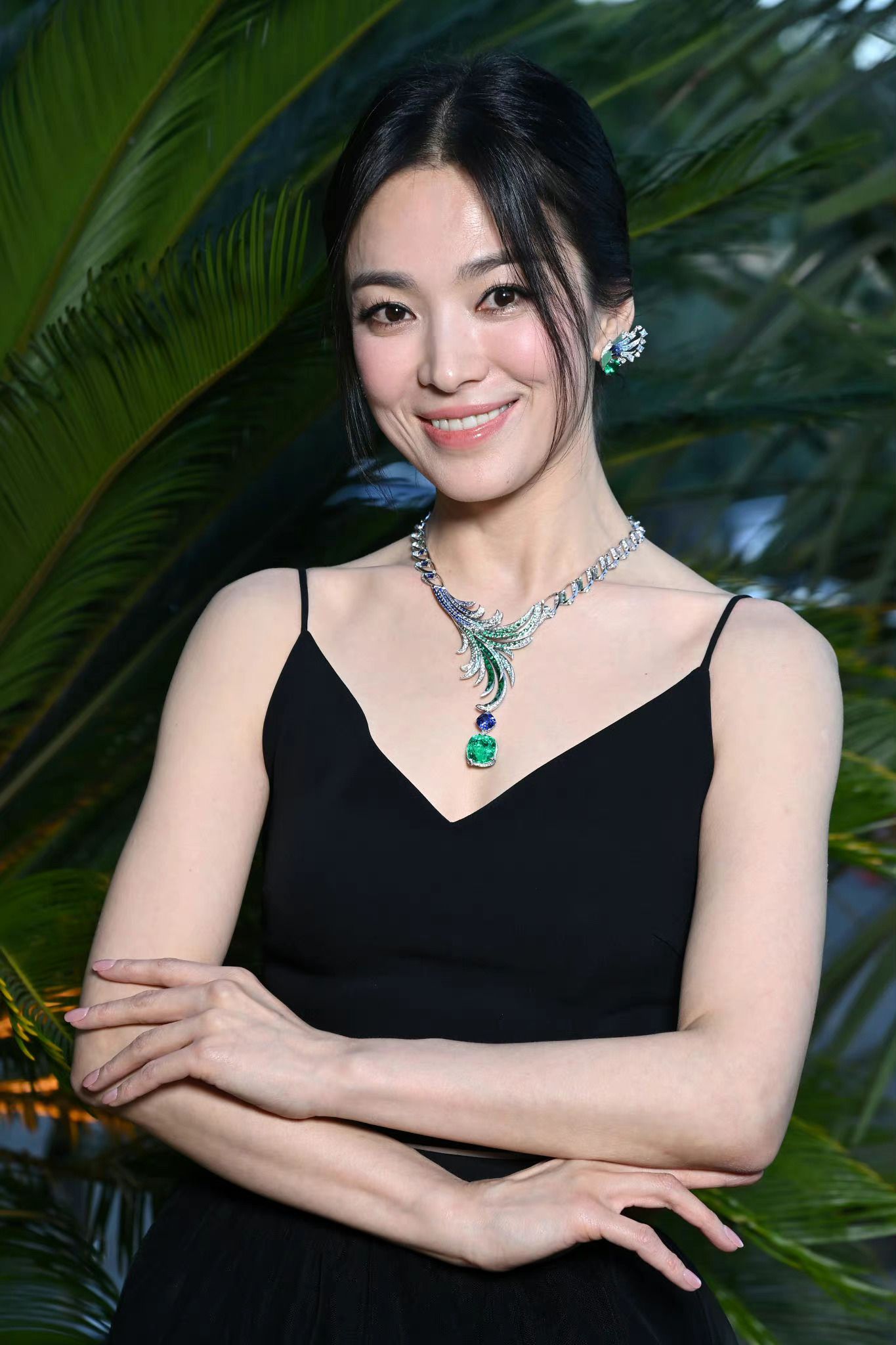 40岁宋慧乔近照曝光,无美颜无滤镜气质动人,穿吊带裙尽显身材