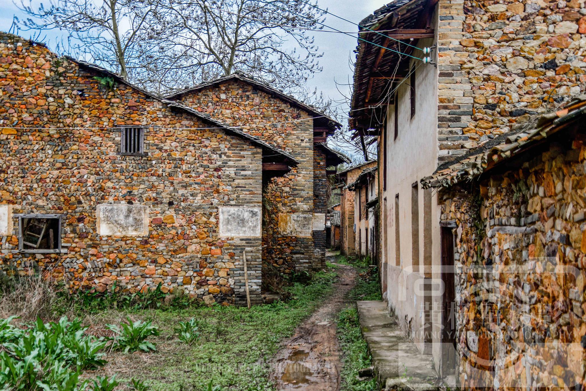 赣州于都县坝脑古村,初春的乡村老屋以石头为建筑材料,看咋样