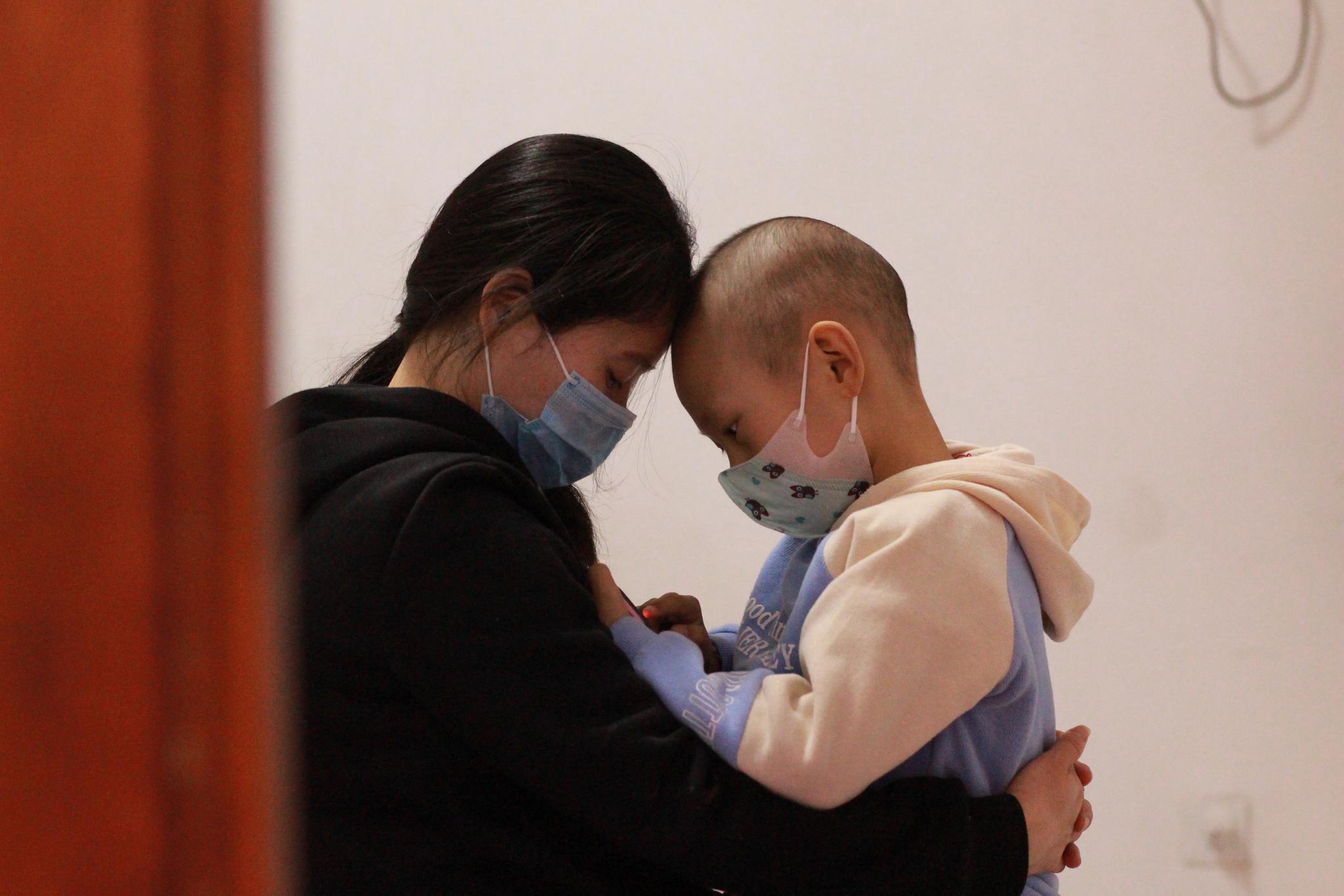 父母放弃打工回家照顾病儿,孩子说:再也不会被叫"留守儿童"了