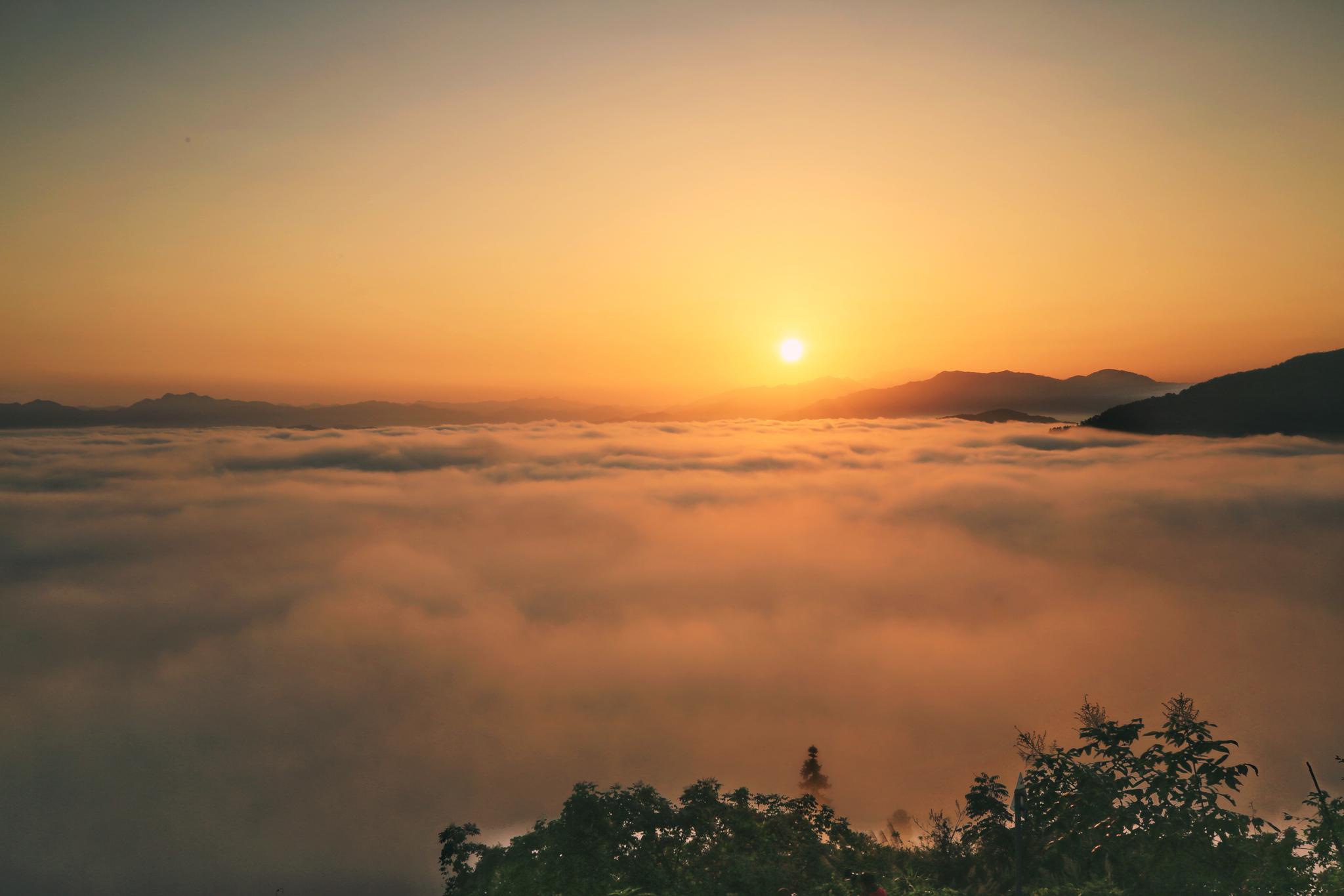 云雾缭绕女娲山 景色壮观仙气十足_新浪新闻