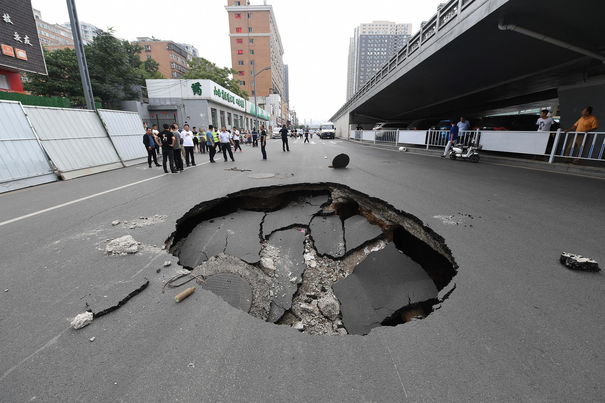 连日降雨过后,太原一道路发生塌陷