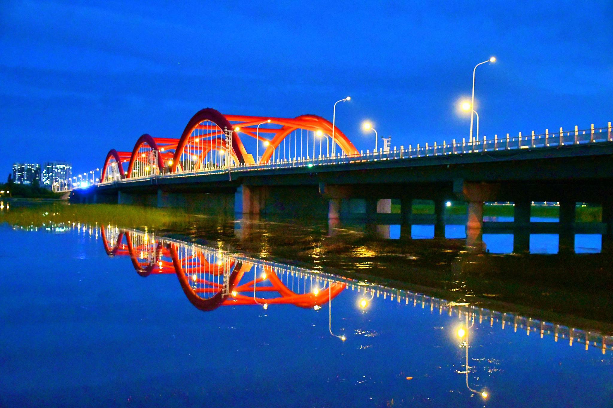 通辽市辽河公园彩虹桥夜色迷人,原创拍摄