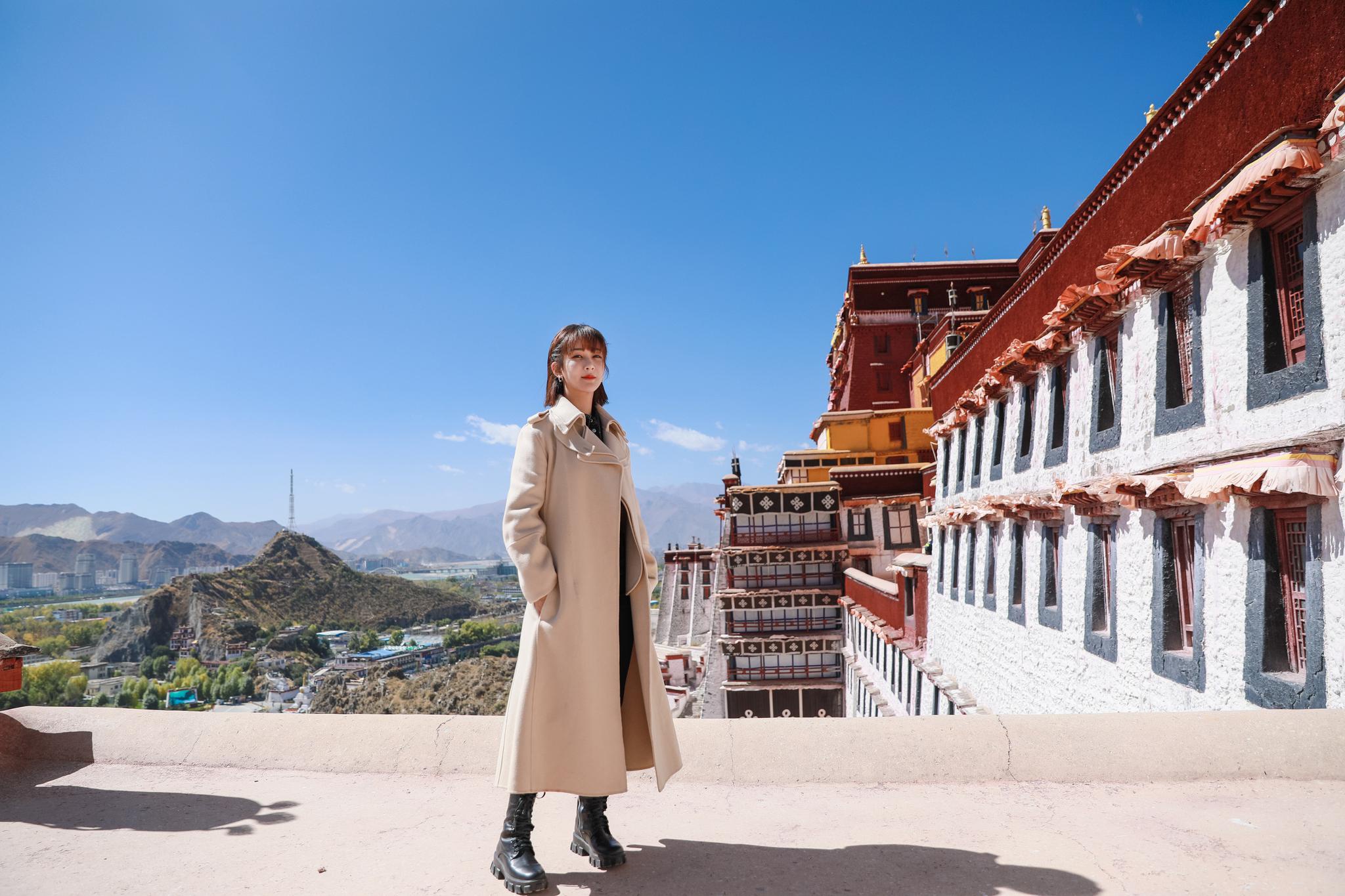 随后,杨紫工作室更新了一组"游客照",照片中杨紫穿着米色风衣,小翻领