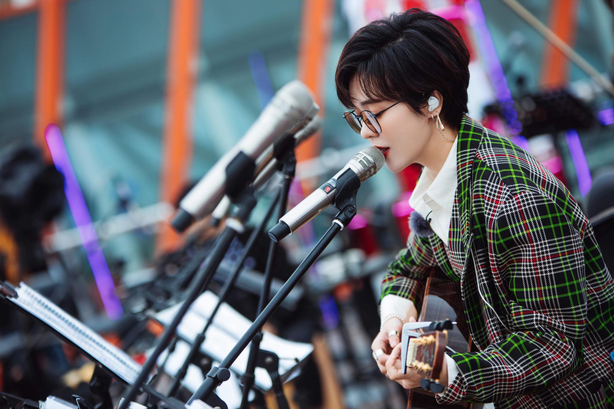 郁可唯原创家乡曲《我的城》获好评 解锁云南站语言乐器新技能