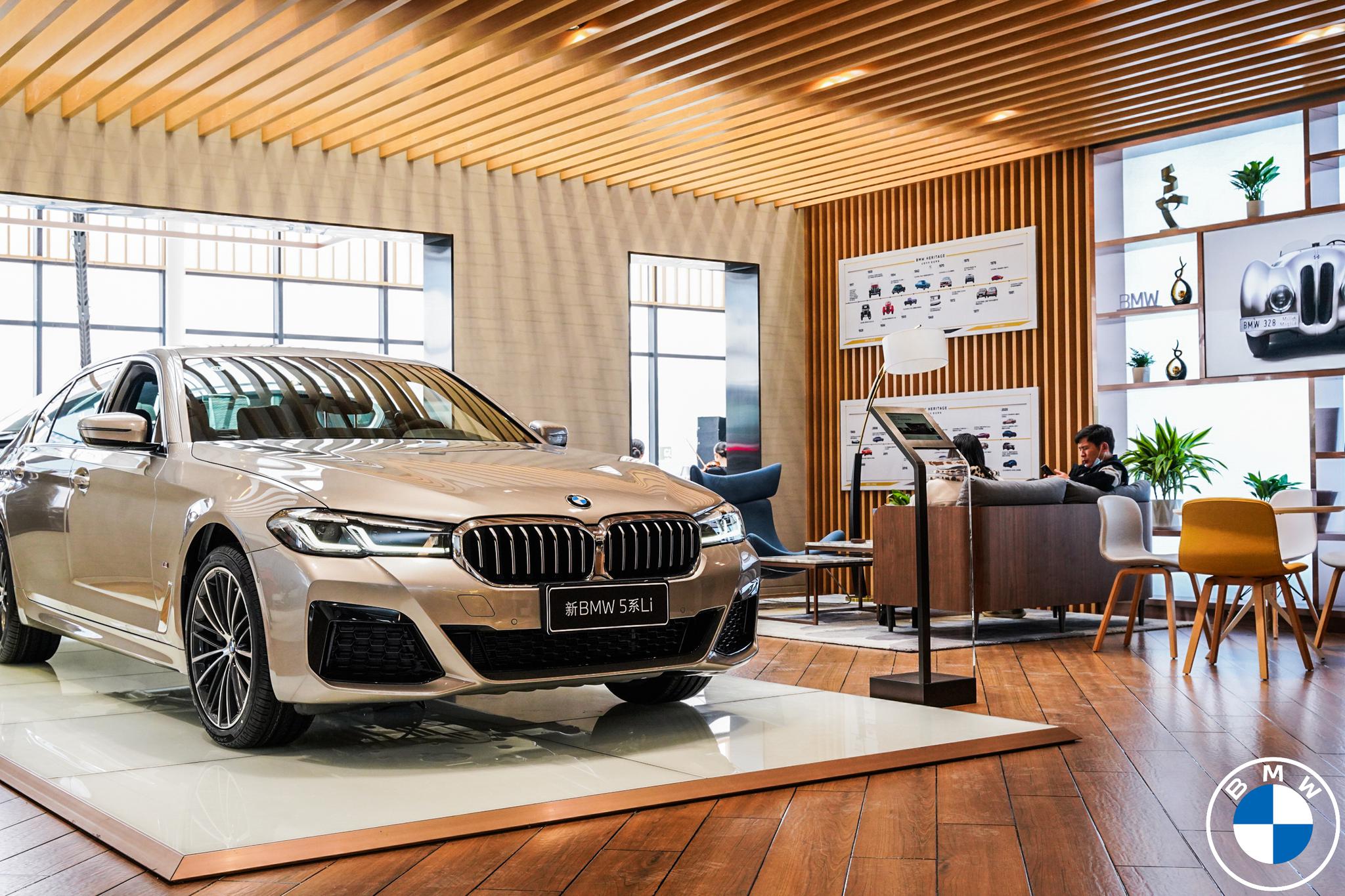 郑州宝莲恒宝马领创体验中心全新设计的展厅充满浓郁的现代豪华气息