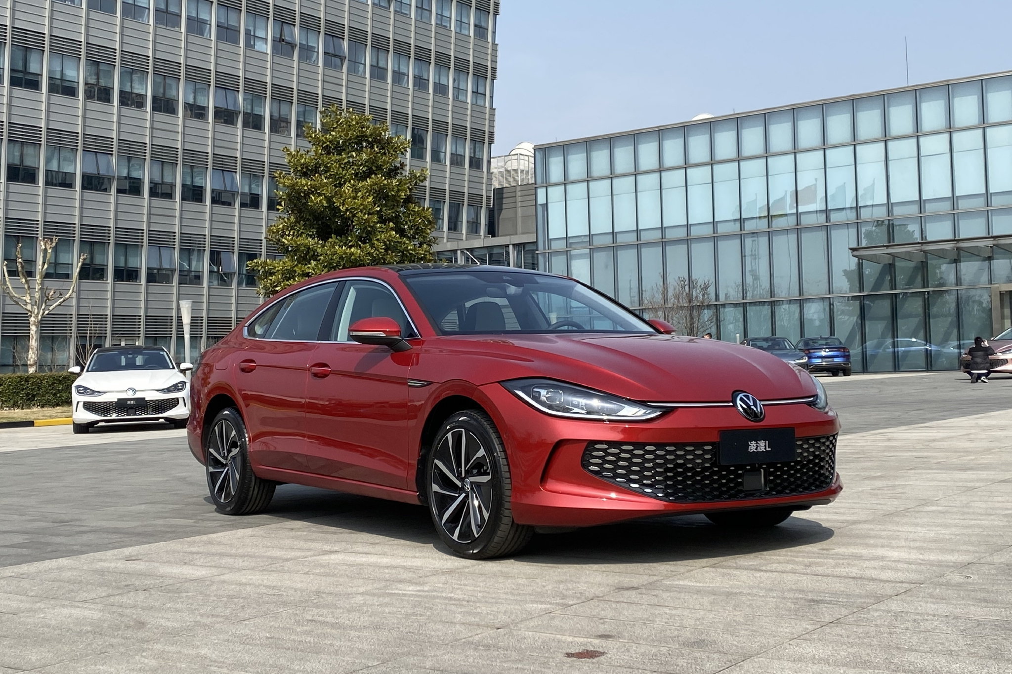 作为全新换代车型,凌渡l采用了非常个性的前脸设计,夸张的下进气格栅