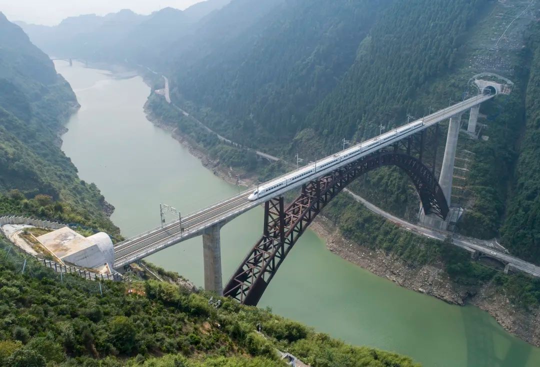中铁大桥局参建的"湘西最美高铁"张吉怀高铁开通运营