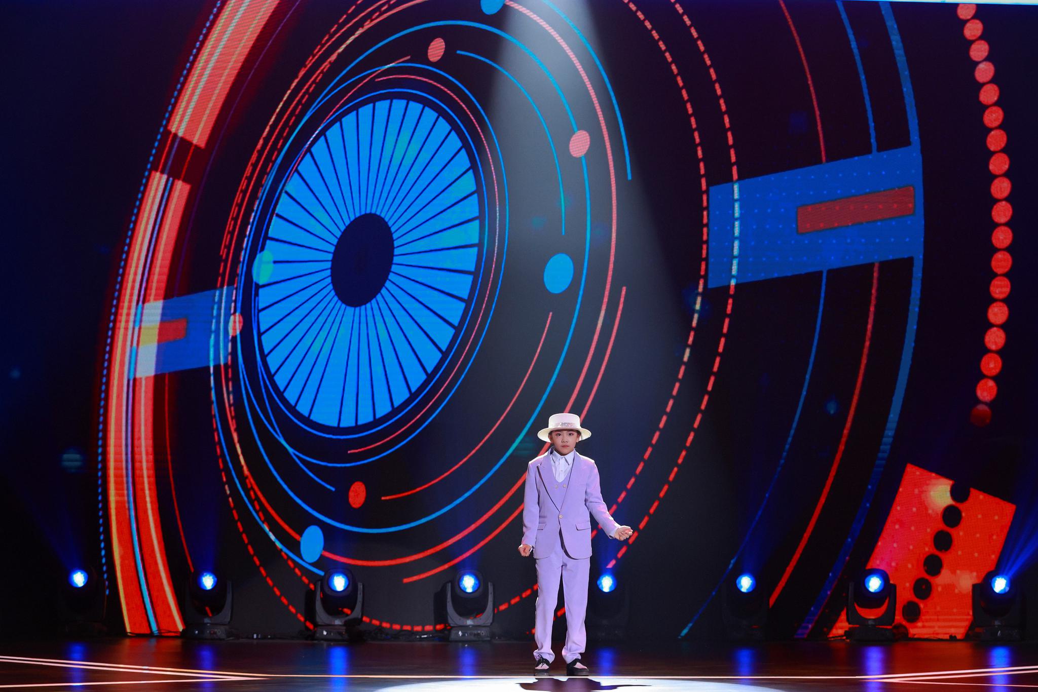 《跳舞吧!少年》登上过7次ellen show的小蘑菇李梓琪_高清图集_新浪网