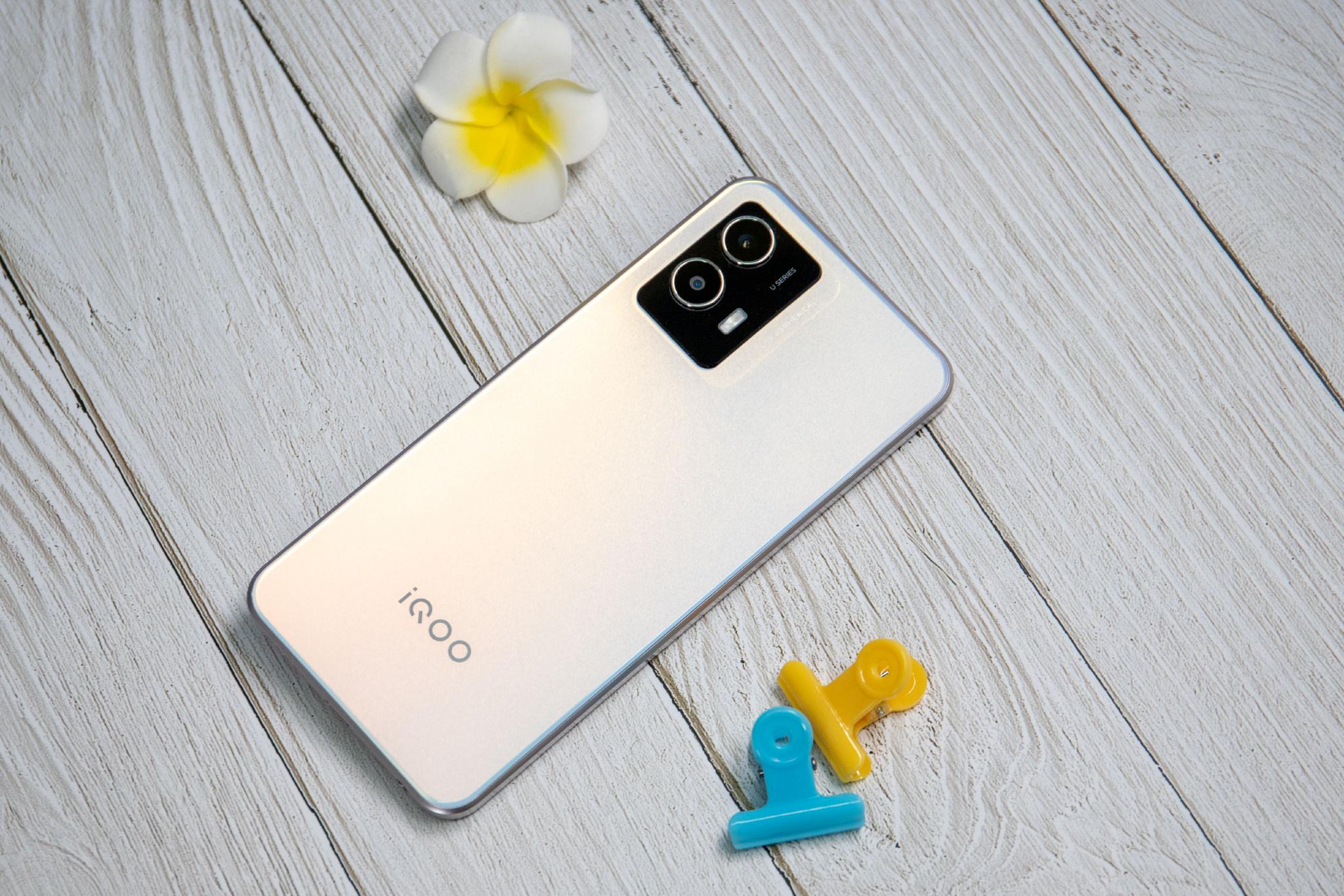 千元级长续航轻薄小金刚iqoou5图赏