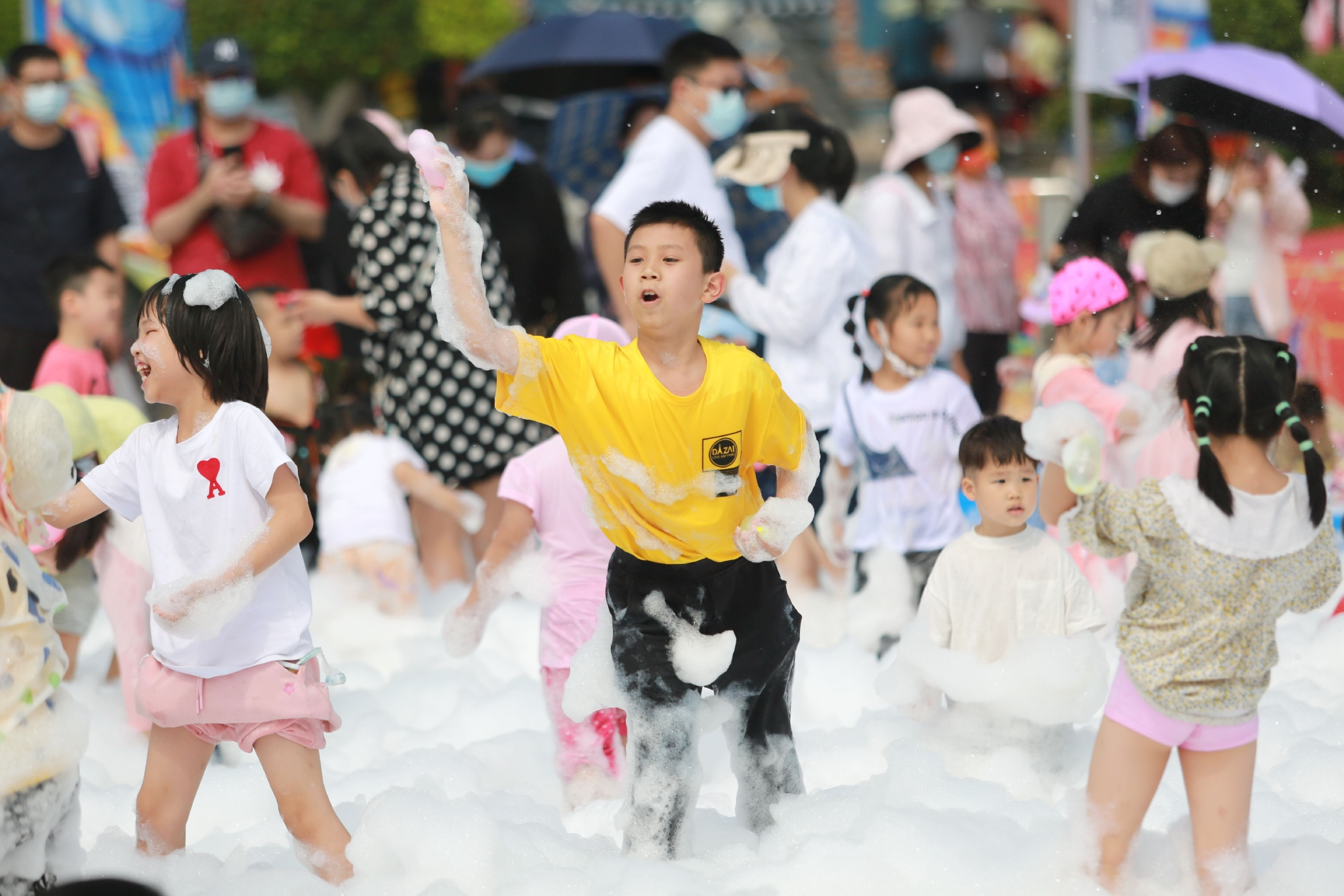 水球泡沫大作战,六月畅爽一夏炎炎夏日,泡沫水球大作战带来刺激快乐的
