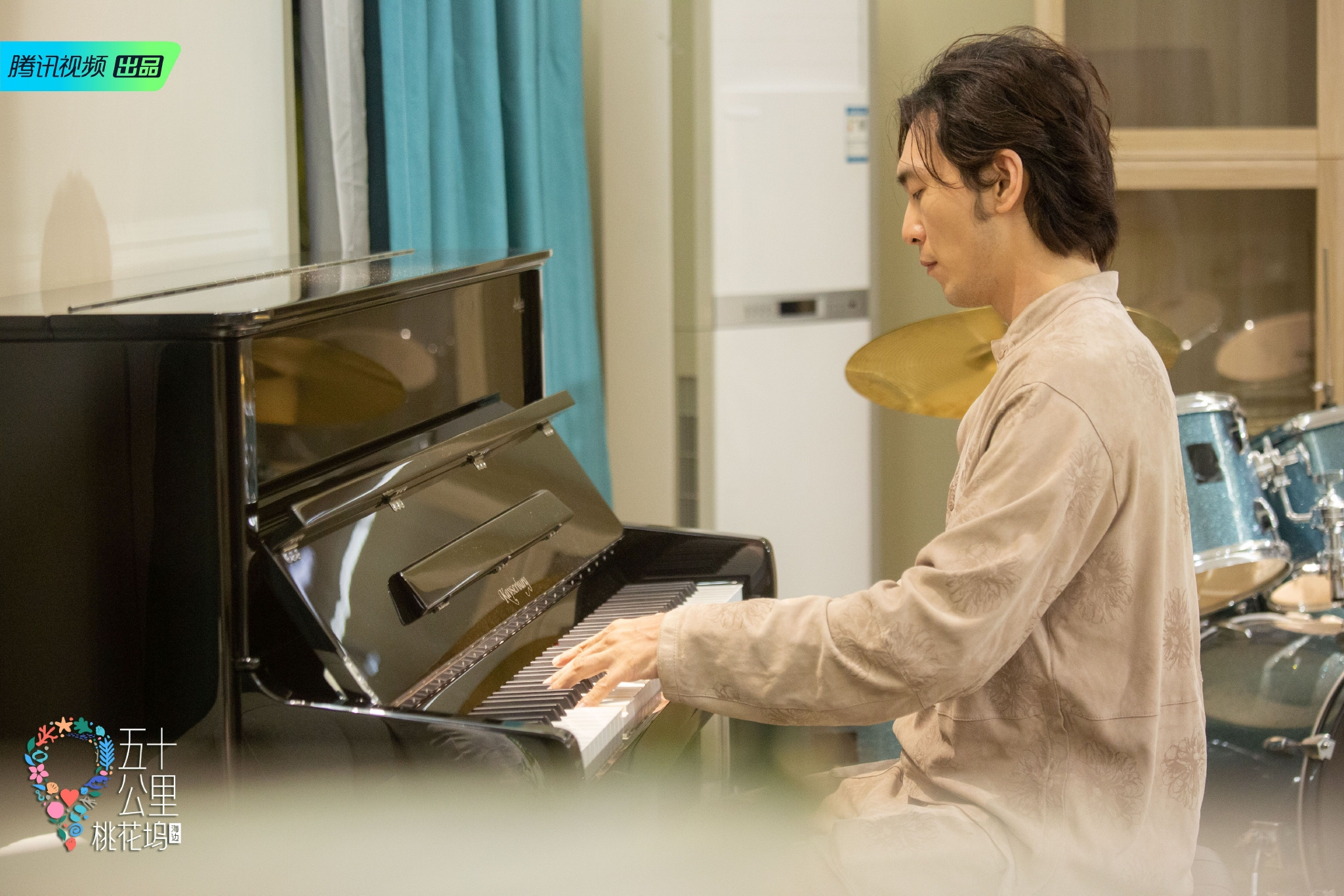 《五十公里桃花坞2》：吴牧野同色系穿搭尽显简约时尚休闲区蓝鸢梦想 - Www.slyday.coM