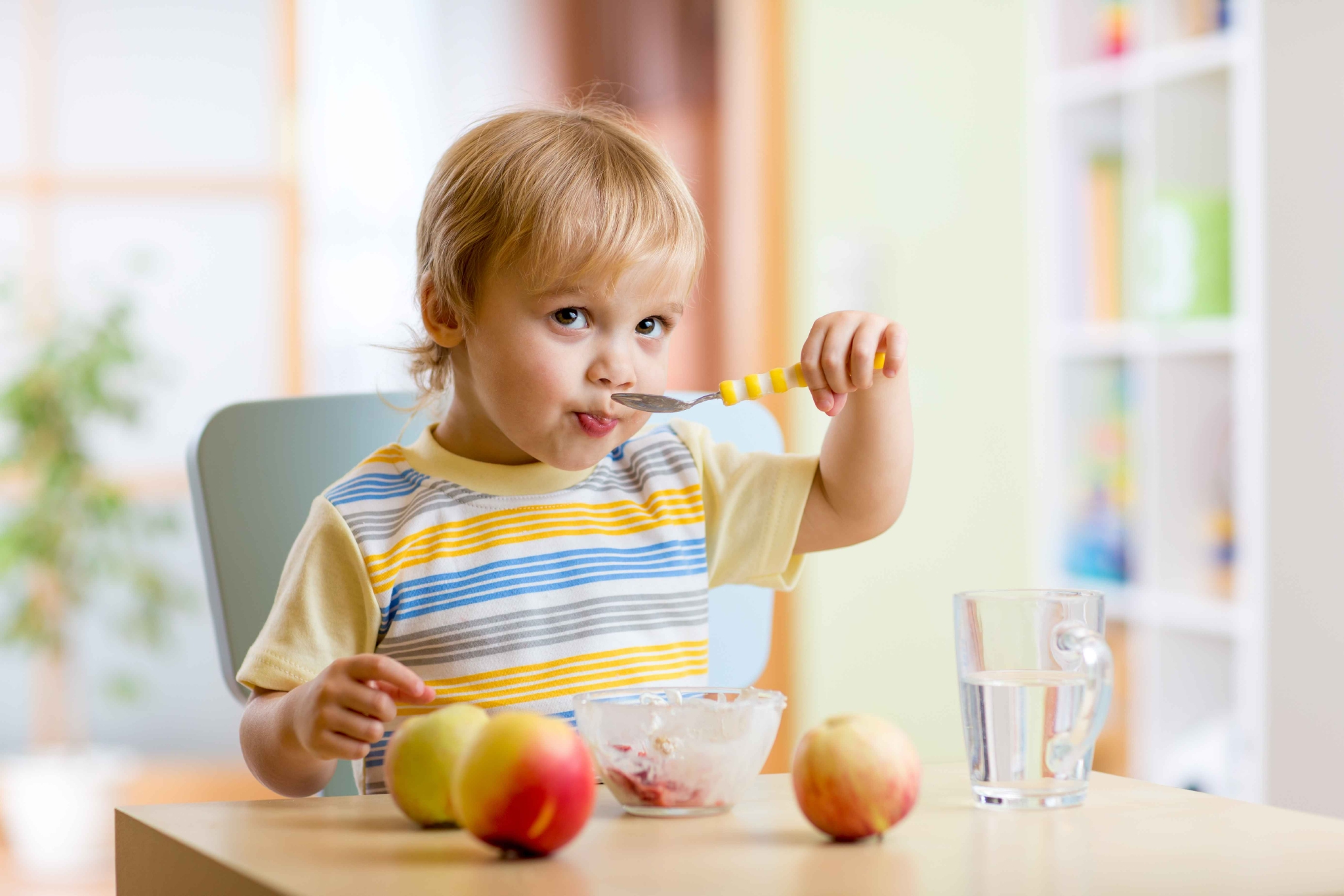 婴儿尽量少喝苹果煮水（冬天给宝宝吃水果）-幼儿百科-魔术铺