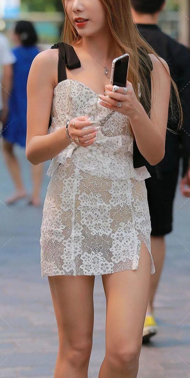 街拍美女:极品身材镂空短裙小姐姐