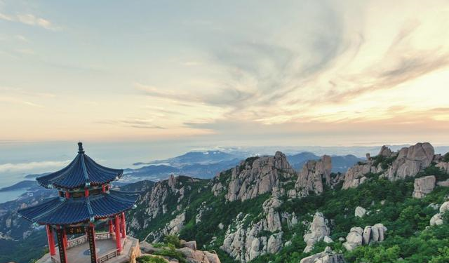 海上第一名山山东崂山，屹立在黄海之滨，汉武帝都到这里求仙拜寿