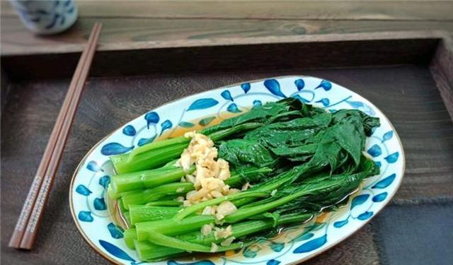 大厨教你做白灼青菜,掌握2个诀窍,不出水不变色,营养不流失!