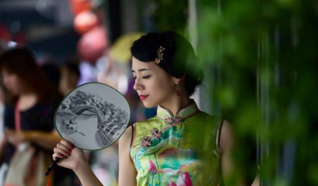 父亲娶回家的继母，50多岁了只会化妆，多年后家人才知其身份