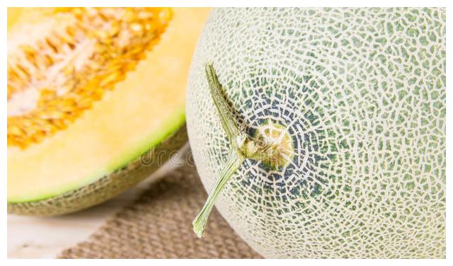 第三:看瓜蒂看一下哈密瓜上面,自带的瓜蒂,看这个地方,可以了解哈密瓜