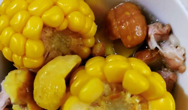 老火靓汤之玉米板栗骨头汤清甜润喉特别适合秋天喝