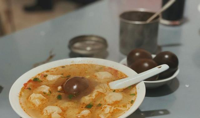 南京大妈坚持用柴火煮馄饨,7元1碗价格不贵,还是30年前的老味道休闲区蓝鸢梦想 - Www.slyday.coM 南京大妈坚持用柴火煮馄饨,7元1碗价格不贵,还是30年前的老味道休闲区蓝鸢梦想 - Www.slyday.coM