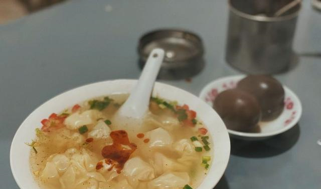 南京大妈坚持用柴火煮馄饨,7元1碗价格不贵,还是30年前的老味道休闲区蓝鸢梦想 - Www.slyday.coM 南京大妈坚持用柴火煮馄饨,7元1碗价格不贵,还是30年前的老味道休闲区蓝鸢梦想 - Www.slyday.coM
