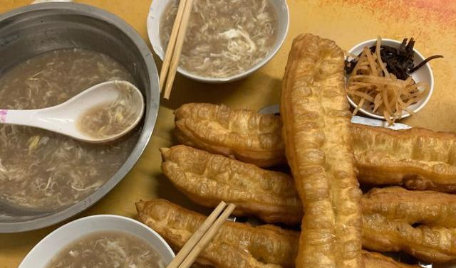 他们家的这个辣汤油条首先是价格便宜,一根油条两块钱,但是个头非常大