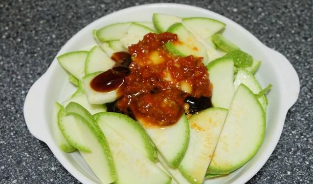 西葫芦这个做法好,搭配3种调味料上锅蒸一蒸,简单又好吃__财经头条