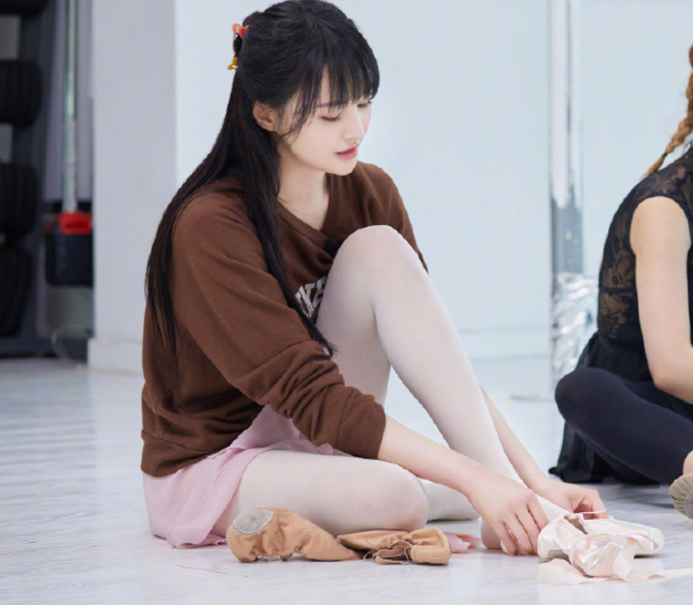 郑爽节目跳芭蕾舞,看清她跳舞时的全身照后,是否作假一望而知_高清