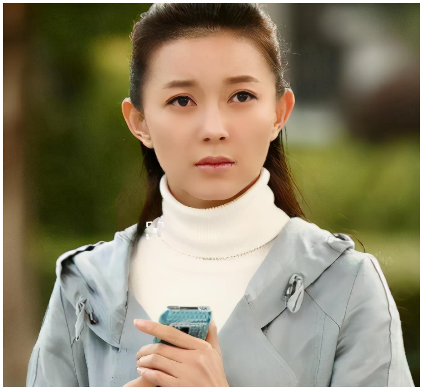 刘敏:曾是知名主持人,转型演员后沦为女配,如今怎样了?