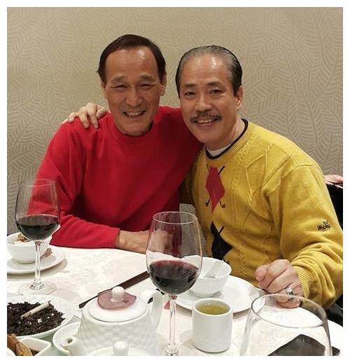 其实陈惠敏和太太吴国英之间有太多故事,他本人前半生更是比他出演的