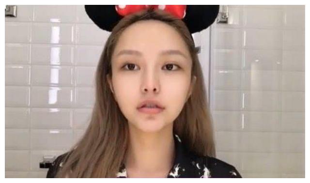 周扬青主动公开卸妆过程,镜头特写到鼻子,才知女网红素颜有多假