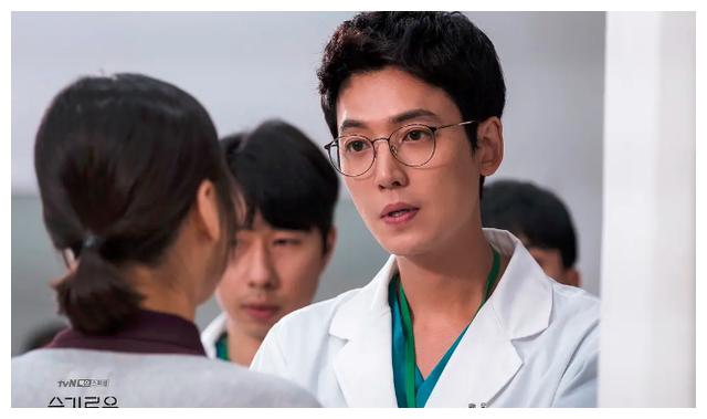 剧情展开后,发现医护行业剧对接了"请回答"系列的语境,同是编剧李有静