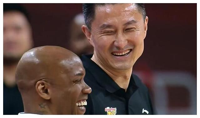 马布里杜锋罕见拥抱握手对视微笑,为下次交手埋下伏笔