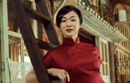 53岁金星晒近照与女儿挽手当街吃冰棍打扮时髦穿皮草超霸气
