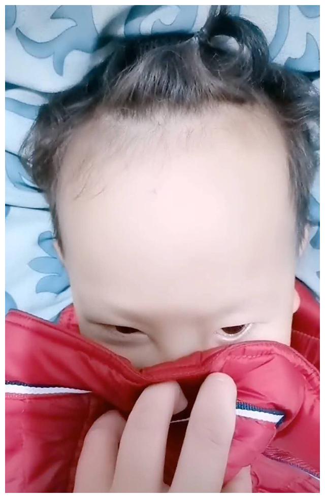 妈妈吐槽女儿额头占半张脸,开始以为夸张,看完照片后彻底服了