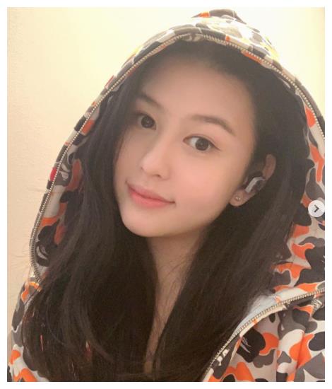 邱淑贞大女儿沈月晒美照红衣黑发港范儿十足颜值气质颇像妈妈