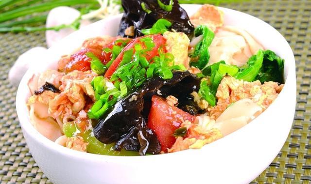 鸡蛋捞面过一下水,吃着更美味,入口丝滑的感觉让人难忘