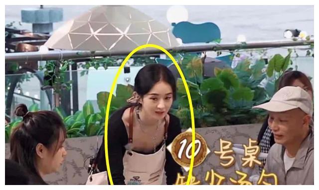 中餐厅:赵丽颖领口大还要弯腰端菜,还好李浩菲发现及时救场